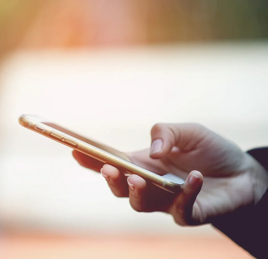 Book an appointment for an introductory<br />
no-obligation consultation<br />
with an immigration professional